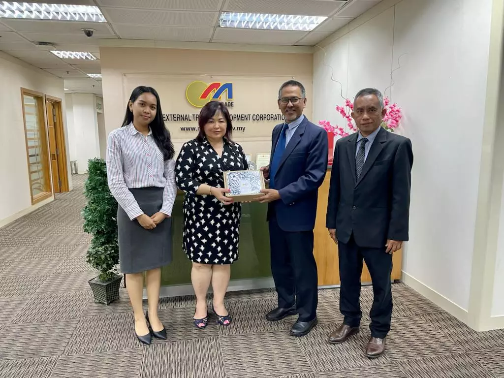 The individuals are from MATRADE KL,Malaysia
Female- Waeophimon Khongphakdee, ASEAN and Oceania Section,Export and Market Acess Division.
Next to me holding the present- Mr Ahmad Nasaruddin Mohd Noor, Director of ASEAN & Oceania Section
The last male - Mr Azahar Mohamed ,Senior Manager MATRADE